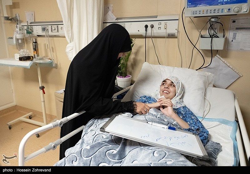 عیادت دختر شهید سلامی از فرزند شهید هاشمیتبار