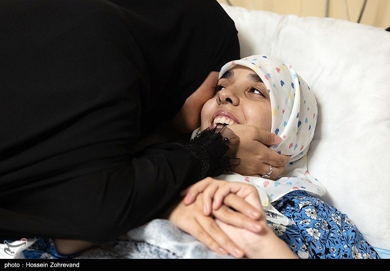 عیادت دختر شهید سلامی از فرزند شهید هاشمیتبار