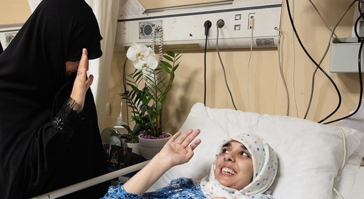 عیادت دختر شهید سلامی از فرزند شهید هاشمی‌تبار