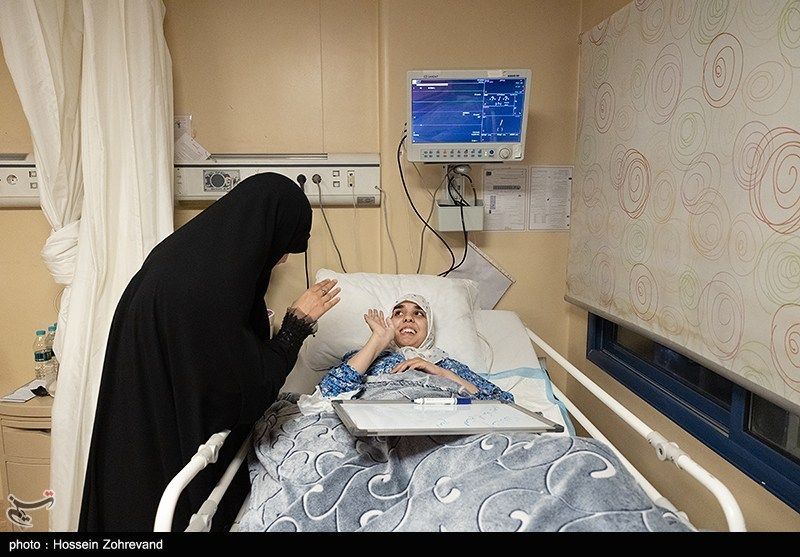 عیادت دختر شهید سلامی از فرزند شهید هاشمیتبار