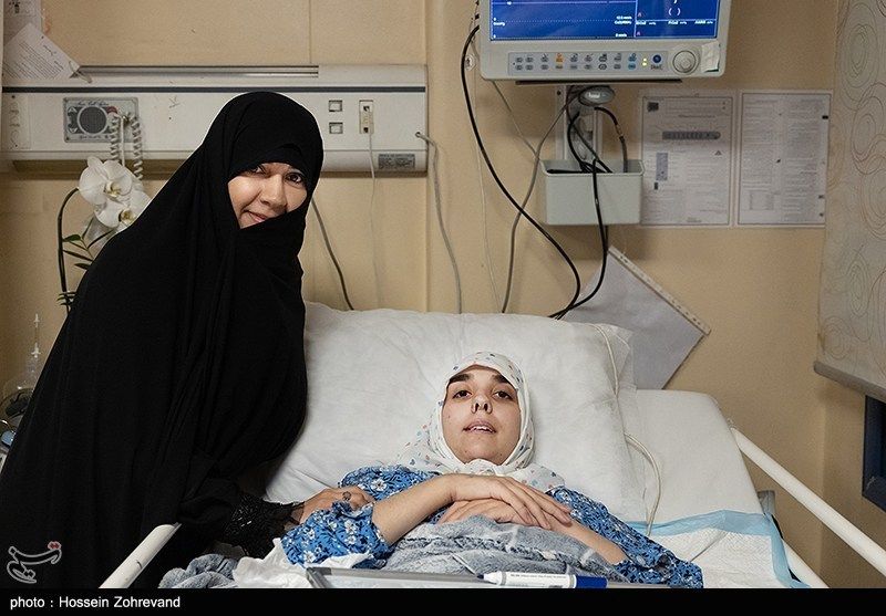 عیادت دختر شهید سلامی از فرزند شهید هاشمیتبار