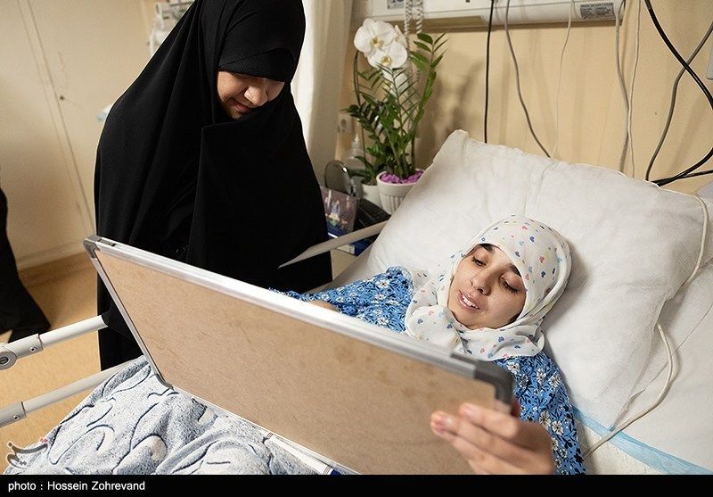 عیادت دختر شهید سلامی از فرزند شهید هاشمیتبار