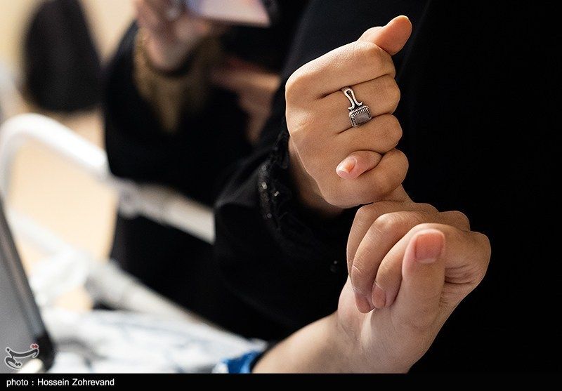 عیادت دختر شهید سلامی از فرزند شهید هاشمیتبار