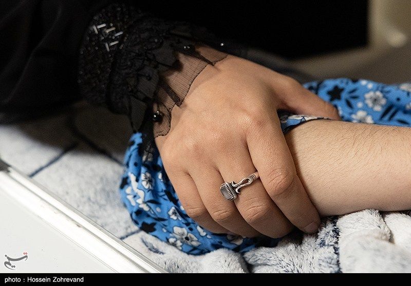 عیادت دختر شهید سلامی از فرزند شهید هاشمیتبار