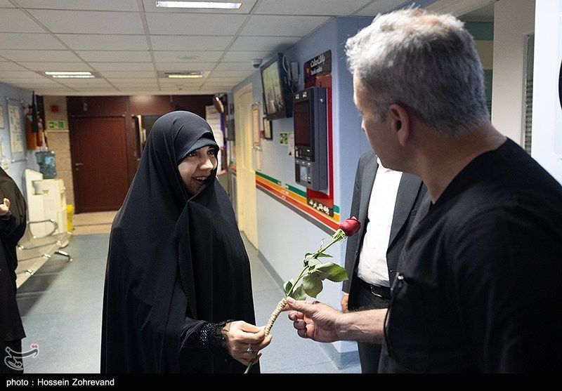 عیادت دختر شهید سلامی از فرزند شهید هاشمیتبار