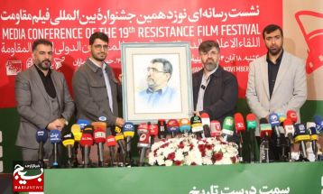 بوسه فرزند شهید باقری بر تابلوی نقاشی پدرش