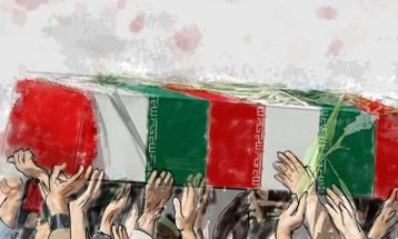 ملتی بیدار پشت سر ما ایستاده است