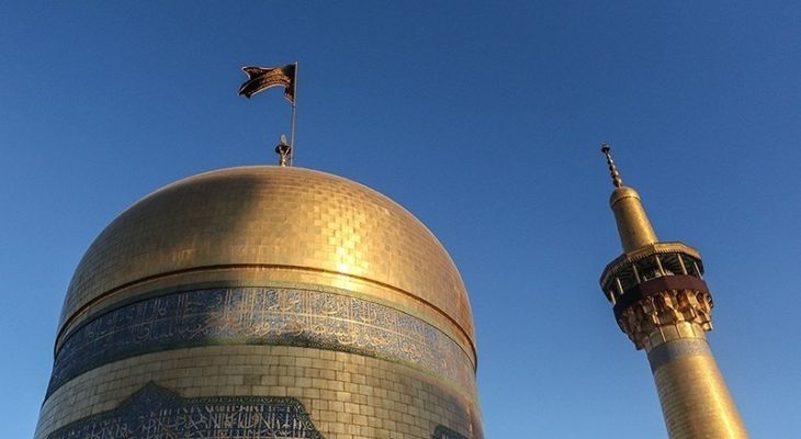 مراسم تعویض پرچم گنبد حرم مطهر رضوی