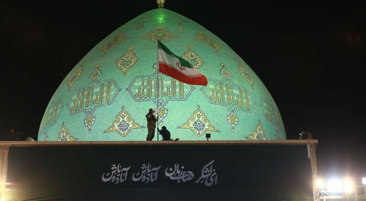 برافراشته شدن پرچم ایران در مسجد مقدس جمکران