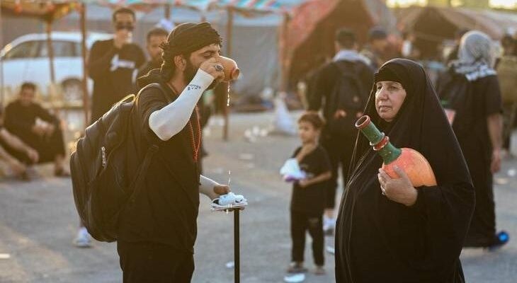 خدمت به زوارالحسین فقط با یک کوزه آب!